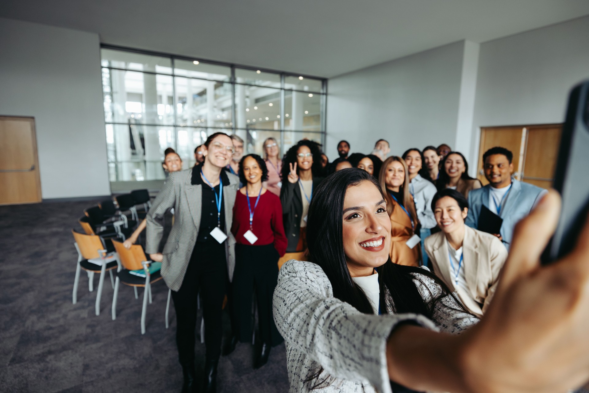 Des liens d’équipe heureux lors d’une activité Team Building avec un selfie de groupe 